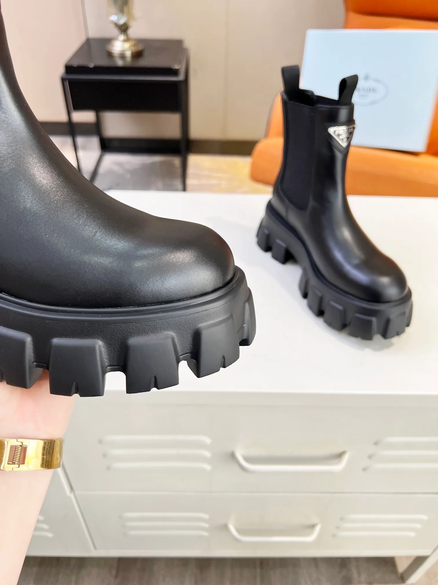 👟👟Ex-factory price 560👟👟 Top level🔝2023 SSS launches Prada short boots series🌲🌲 🆚🆚🆚 💥PRADA's early autumn and winter T-stage catwalk show is the same style as "Dreams never sleep". Prada can use it on important occasions. The fresh style has a little extravagant feeling, and it is perfect on the feet. 💃💃Wear it with these shoes. Elegant, crystal clear, and various accessories and materials are exclusively customized one-to-one, so that there is no distance from the original version. The entire series is a combination of exciting and unexpected elements, allowing you to appreciate the ever-changing style of the Prada girl. 1⃣ Upper: imported calfskin, 2⃣ Lining: imported sheepskin lining 3⃣ Outsole: Italian original TPU foam outsole, available in 5 colors, code number 35-41
